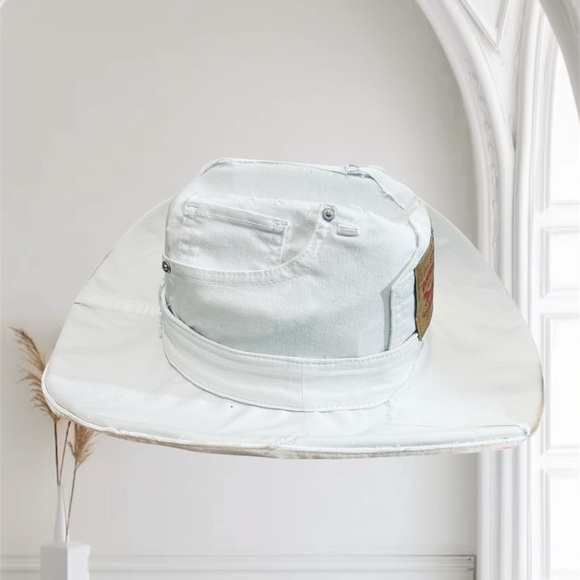 Levi's White Canvas Hat - Picture 2 of 6